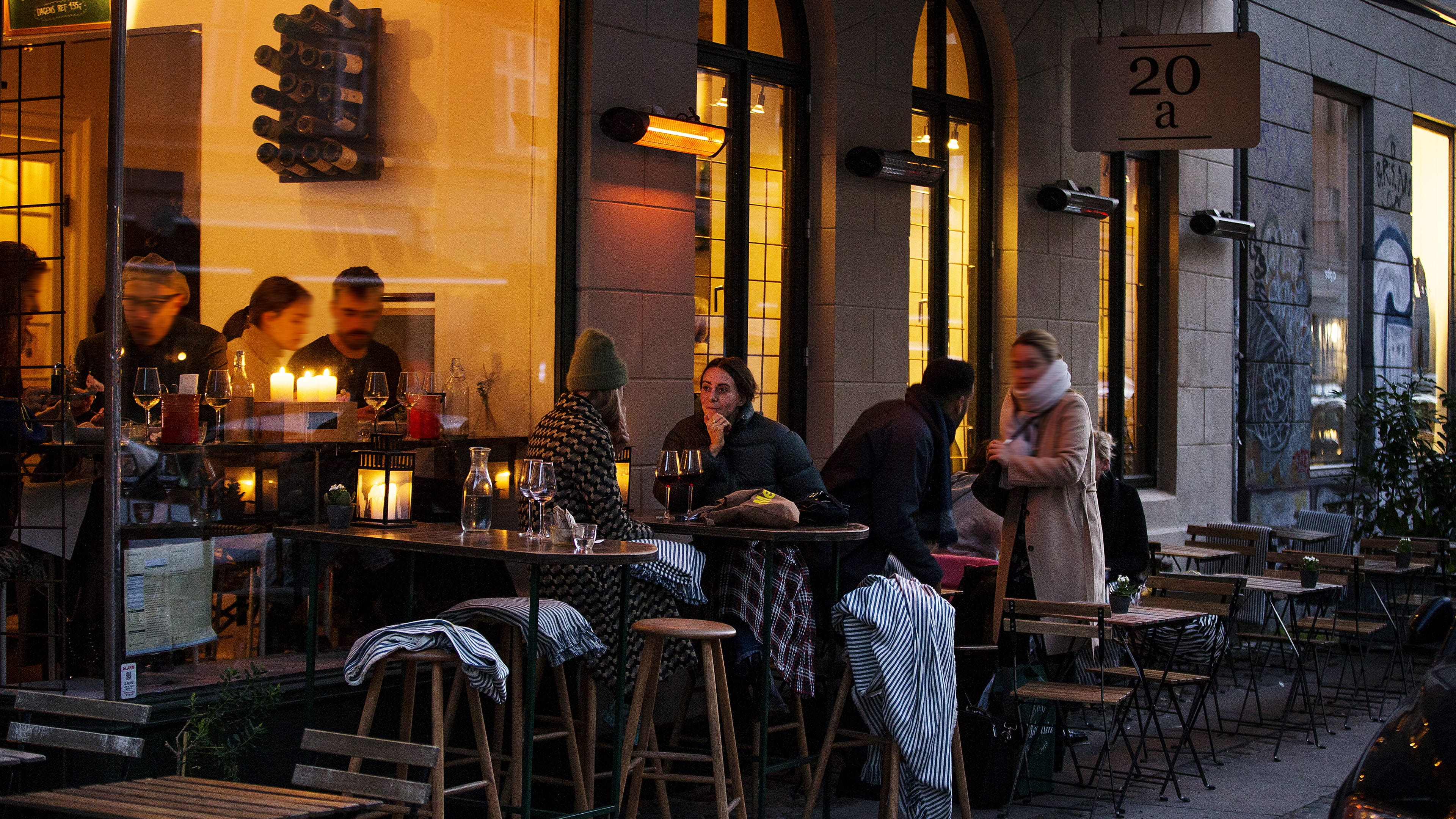 Folk der sidder udenfor en restaurant på Nørrebro | Photo by: Maria Sattrup | Source: VisitCopenhagen