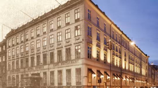 En bygning vises delt i to halvdele: venstre side i et sepia-tonet, historisk foto, og højre side som et moderne, godt oplyst farvefoto i skumringen, der fremhæver, hvordan strukturen har ændret sig over tid.